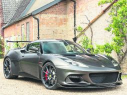 PODER. Su velocidad punta es de 305 kmh y hace el 0 a 100 kmh en 3.7 segundos. ESPECIAL / Lotus