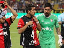 Al salir a la cancha, los Rojinegros portaron camisetas con el número 4 como muestra de apoyo a su capitán. EFE / U. Ruiz
