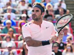 Roger Federer. El segundo favorito espera la bola que le envió el holandés Robin Haase durante la Semifinal. AFP /