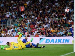 Piqué observa cómo la pelota se introduce en su propia meta al minuto 50. AFP / J. Lago