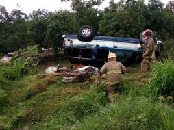 Una camioneta volcó a la altura del municipio de Techaluta de Montenegro. ESPECIAL /