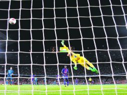 Ter Stegen se estira para detener el balón que salió de los botines de Ronaldo (abajo a la derecha), pero fue imposible detenerlo. AP /