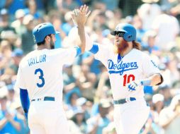 Figura. Justin Turner (der.) destacó por los Dodgers al pegar dos cuadrangulares. AP / A. Gallardo