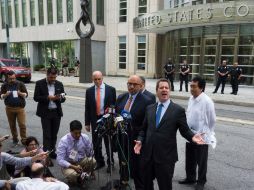 Este lunes, afuera de la corte, los abogados de Joaquín Guzmán dijeron que seguirán representándolo en el caso. AFP / D. Emmert