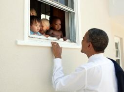 Obama publicó una foto en la que se ve saludando a niños de distintas razas. TWITTER / @BarackObama