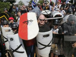 Nacionalistas blancos usan escuedos mientras bloquean la entrada al Parque Lee en Charlottesville, Virginia, el pasado sábado. AP / S. Helber