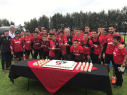 Junto a directivos, cuerpo técnico, jugadores y personal, la celebración estuvo engalanada por dos de las máximas leyendas del Atlas. EL INFORMADOR / F. Romero