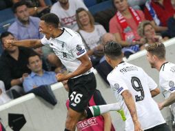 Trent Alexander Arnold celebra después de anotar el primer gol del Liverpool. AFP / D. Roland