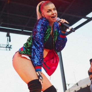 Fergie muestra sus curvas con foto desnuda