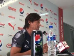 ''Este tipo de faltas me indignan, me enojan porque ensucian un bonito deporte'', dice el timonel en conferencia de prensa. ESPECIAL / Chivas