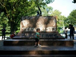 Las estatuas --monumentales algunas-- fueron quitadas con una grúa y no quedaron más que los pedestales. AFP / W. McNamee
