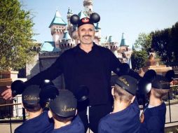 Bosé aceptó la invitación para figurar como imagen comercial de Disneyland pero exigió que a sus hijos no se les viera la cara. INSTAGRAM / miguelbose