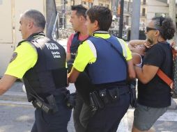 Miembros de la policía auxilian a una mujer que forma parte de los heridos. AP / O. Duran
