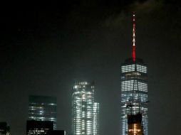 El One WTC brilla esta noche en rojo y amarillo para honrar a los muertos y heridos en el ataque. EFE / A. Gombert