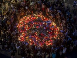 Personas dejan ofrendas en las Ramblas, lugar de los atentados sufridos en Barcelona el pasado jueves 17 de agosto. EFE / Q. Garcia