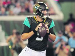 La inconsistencia en sus envíos y la falta de técnica en la posición han puesto en riesgo el puesto de Blake Bortles. AFP / S. Greenwood