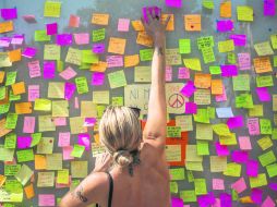Comparten su fuerza. En la zona de ataque, los ciudadanos y turistas han dejado frases de resistencia. AP /