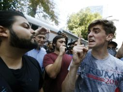 Los altercados ocurren cuando manifestantes antirracistas se acercan a la caravana de vehículos de los derechistas. AP / M. Dwyer