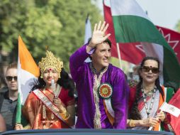 Trudeau desfiló junto a otros ministros y dirigentes políticos canadienses bajo un sol radiante, saludando y tomándose fotos. AP / G. Hughes