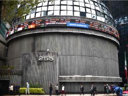 En el mercado accionario local se opera un volumen de 481 mil 311 títulos, por un importe económico de 10.4 millones de pesos. AFP / ARCHIVO