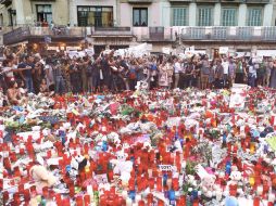 Miles de musulmanes se reunieron en las Ramblas para expresarse contra el terrorismo. EFE / A. García
