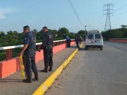 Junto al cuerpo se encontró una piedra con rastros de sangre, que podría haber sido usada para agredirla. ESPECIAL /