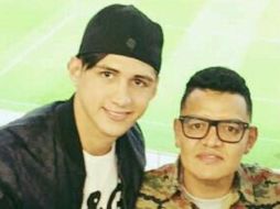 El chef Abraham Alpízar (D) es de todas las confianzas del delantero. ESPECIAL /