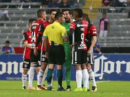 El árbitro Adonai Escobedo expulsó a Barreiro y marcó un penalti dudoso contra Atlas. EL INFORMADOR / M. Vargas