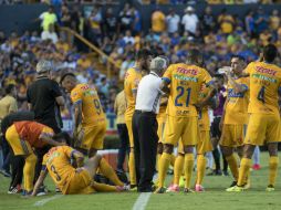 Juninho (recostado) espera la llegada del equipo médico tras su lesión. MEXSPORT / J. Martínez