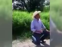 En el material unos sujetos bajan al alcalde de un vehículo en el que viajaba  y fue encañonado con una pistola. YOUTUBE / Agustín Lagunas