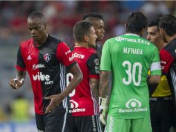Barreiro (I) abandona la cancha tras ser espulsado por el árbitro Escobedo. MEXSPORT / C. de Marchena