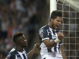 Jorge Benitez (d) de Rayados de Monterrey festeja una anotación ante Diablos Rojos de Toluca. EFE / M. Sierra