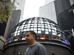 Este jueves el mercado accionario local opera con un volumen de tres millones 63.1 títulos. AFP / ARCHIVO