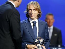 Modric fue el segundo jugador blanco que subió al escenario para recoger una de las distinciones, detrás de Sergio Ramos. EFE / S. Nogier