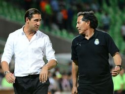 Amato (I) estuvo en el banquillo de Chivas durante el partido contra Santos ante la ausencia de Matías Almeyda por expulsión. MEXSPORT / E. Terrazas