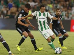 Guardado y el Betis tuvieron que remar contra la corriente desde el minuto nueve, cuando recibieron el primer gol de la noche. EFE / J. M. Vidal