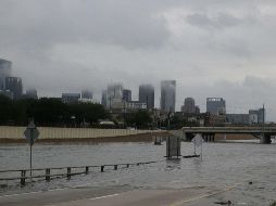 Las principales vialidades de Houston están bajo el agua, sólo algunos curiosos se ven paseando por las calles. AFP / T. Shea