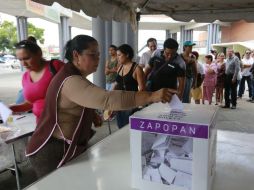 En algunas casillas, como la de la imagen en la colonia Constitución, en Zapopan, se pudieron observar filas para emitir el voto. EL INFORMADOR / G. Gallo