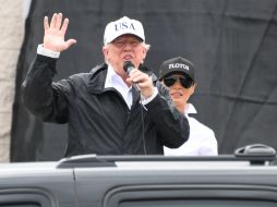 Trump se reunió con integrantes de su gabinete, el gobernador y los senadores John Cornyn y Ted Cruz en una estación de bomberos. AFP / J. Watson