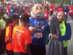 Simpatizantes del corredor alegaban que él pagó su número para correr y, por lo tanto, no podían prohibirle terminar el maratón. TWITTER / @DrSimiTV