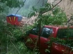 Dos camionetas quedaron atrapadas bajo los escombros, pero los tripulantes resultaron ilesos. ESPECIAL / UEPCBJ