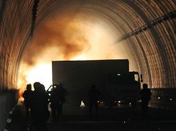 Cuerpos de emergencia de la zona y peritos forenses de la FGE acudieron al lugar para realizar el levantamiento de los cuerpos. EFE / ARCHIVO