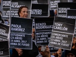 Los manifestantes portaron carteles con los nombres de las 125 personas que murieron durante la ola de manifestaciones. AFP / F. Parra