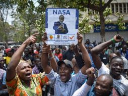 Simpatizantes del partido opositor celebran tras escuchar el veredicto del Tribunal Supremo. AFP / S. Maina