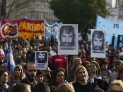 Miles de personas se congregaron en la Plaza de mayo de Buenos Aires para exigir la aparición con vida de Santiago Maldonado. EFE / D. Fernández