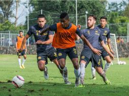A Padilla (I), que fue habilitado como defensa central, le gustaría volver a jugar por la banda. TWITTER / @LeonesNegrosCF