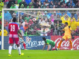 Hirving Lozano apareció en el centro del área para rematar de cabeza un centro del 'Tecatito' Corona para vencer al portero panameño. MEXSPORT /