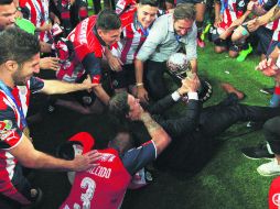 Matías Almeyda (centro) celebra con su Rebaño Sagrado al coronarse en el Torneo Clausura 2017 tras vencer a Tigres de la UANL. NTX / ARCHIVO