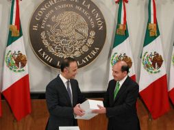 Felipe Solís Acero (d), entrega al representante de la Cámara de Diputados Mauricio Farah, el Quinto Informe de Gobierno de Peña Nieto. EFE / M. Guzmán