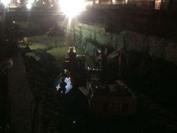 El vehículo cayó cerca de 20 metros en la excavación y se impactó contra la mquinaria que se encontraba ahí. ESPECIAL / Bomberos de Guadalajara